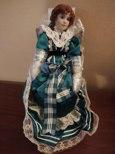 Paradise Galleries Dolls Porcelain "colleen And Caitlin" Plays 18 Notes